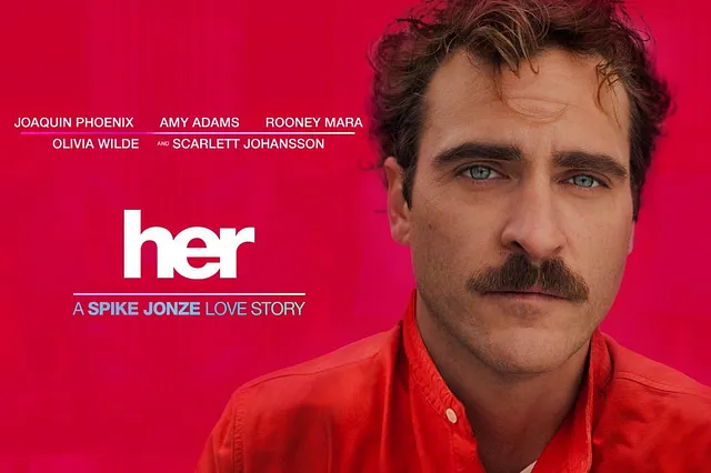 A imagem apresenta o pôster do filme “Her”, de Spike Jonze, com destaque para o personagem principal, interpretado por Joaquin Phoenix. Ele está em close-up, vestindo uma camisa vermelha que combina com o fundo da imagem, também vermelho. O personagem tem um olhar introspectivo e uma expressão séria, com bigode proeminente e cabelo levemente bagunçado. O título do filme, “Her”, aparece em branco, com a frase “A Spike Jonze Love Story” logo abaixo, em uma tipografia simples e clara. No topo, são